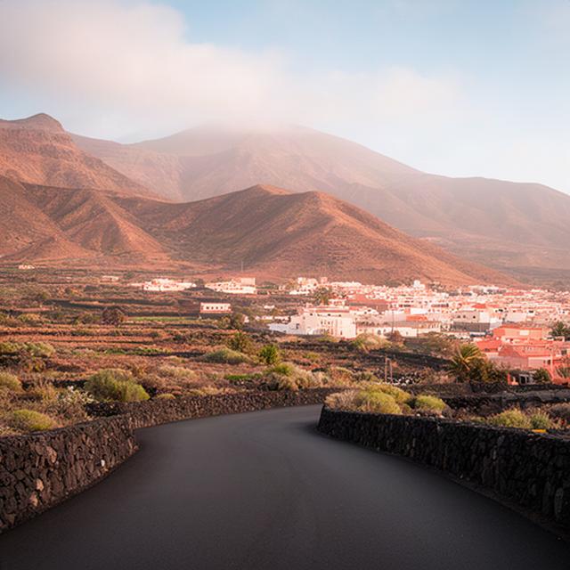 Camino tranquilo de Güímar con paisaje de Tenerife y zona urbana cercana a la oficina de consultoría